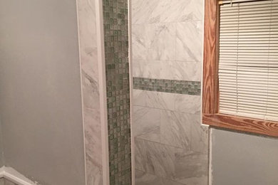 Imagen de cuarto de baño vintage de tamaño medio con bañera exenta, ducha empotrada, baldosas y/o azulejos grises y paredes blancas