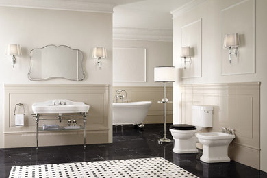 Klassisches Badezimmer mit Löwenfuß-Badewanne, Wandtoilette mit Spülkasten, weißer Wandfarbe und Waschtischkonsole in Florenz