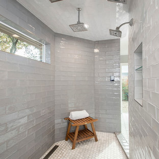Foto di una grande stanza da bagno padronale chic con ante in legno chiaro, doccia aperta, piastrelle grigie, piastrelle di cemento, pareti grigie, top in quarzite, doccia aperta e pavimento con piastrelle a mosaico