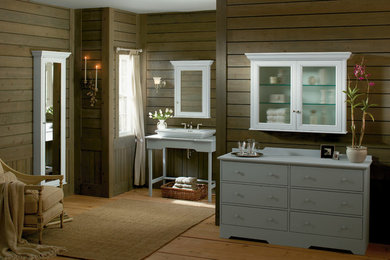 Cette image montre une salle de bain marine avec un lavabo de ferme et un mur marron.