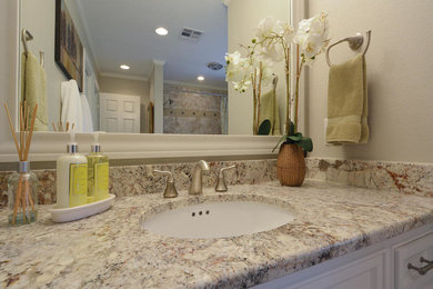 Inspiration för mellanstora klassiska badrum med dusch, med luckor med infälld panel, vita skåp, en dusch i en alkov, beige väggar, travertin golv, ett undermonterad handfat, granitbänkskiva, beiget golv och dusch med duschdraperi