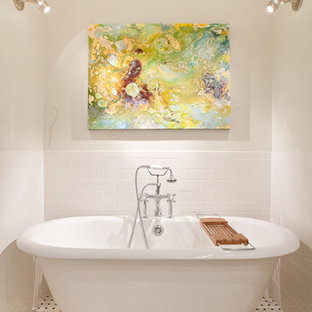 Ispirazione per una stanza da bagno con doccia minimalista di medie dimensioni con piastrelle diamantate, ante lisce, ante bianche, vasca freestanding, WC a due pezzi, piastrelle bianche, pareti bianche, pavimento in marmo, lavabo sottopiano, top in marmo e pavimento multicolore