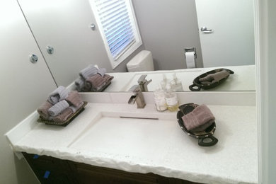 シアトルにある地中海スタイルのおしゃれな浴室の写真