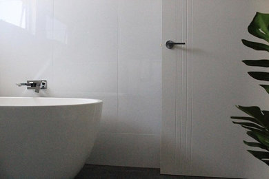 Imagen de cuarto de baño principal minimalista grande con baldosas y/o azulejos blancos