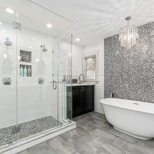 Immagine di una stanza da bagno padronale classica con ante con riquadro incassato, ante nere, vasca freestanding, doccia doppia, pistrelle in bianco e nero, piastrelle grigie, pareti bianche, pavimento grigio, porta doccia a battente, piastrelle a mosaico, pavimento in gres porcellanato, nicchia e panca da doccia