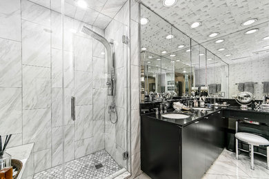 Стильный дизайн: большая главная ванная комната в современном стиле с плоскими фасадами, черными фасадами, душем в нише, серой плиткой, керамогранитной плиткой, серыми стенами, мраморным полом, врезной раковиной, серым полом и душем с распашными дверями - последний тренд