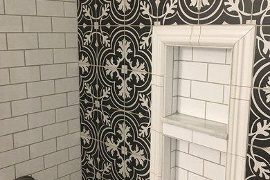 Foto de cuarto de baño tradicional renovado de tamaño medio con bañera empotrada, combinación de ducha y bañera, baldosas y/o azulejos blancas y negros y baldosas y/o azulejos de cerámica
