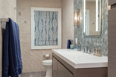 Modelo de cuarto de baño actual con combinación de ducha y bañera, baldosas y/o azulejos de porcelana y suelo de baldosas de porcelana