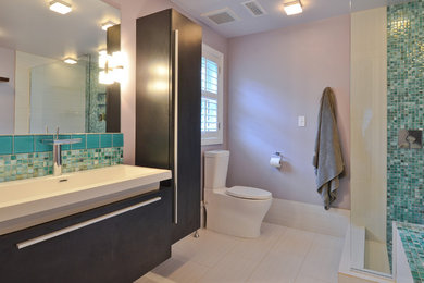 Exempel på ett litet eklektiskt en-suite badrum, med ett integrerad handfat, släta luckor, skåp i mörkt trä, ett platsbyggt badkar, en öppen dusch, en toalettstol med separat cisternkåpa, grön kakel, glaskakel, lila väggar och klinkergolv i porslin