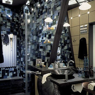 Ispirazione per una piccola stanza da bagno industriale con lavabo a bacinella, ante verdi, top in cemento, doccia aperta, piastrelle multicolore, piastrelle di vetro, pareti multicolore e pavimento in ardesia