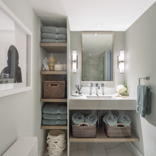 Mittelgroßes Modernes Badezimmer En Suite mit offenen Schränken, hellen Holzschränken, weißen Fliesen, Steinfliesen, grauer Wandfarbe, Marmorboden, Toilette mit Aufsatzspülkasten, integriertem Waschbecken und Beton-Waschbecken/Waschtisch in Miami