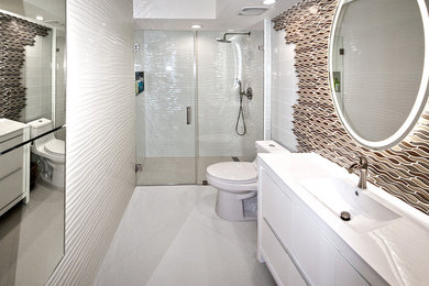 Foto de cuarto de baño moderno con ducha a ras de suelo, baldosas y/o azulejos de vidrio, suelo de baldosas de porcelana, suelo blanco y ducha con puerta con bisagras