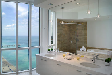 Imagen de cuarto de baño moderno con lavabo bajoencimera, armarios con paneles lisos, puertas de armario blancas, baldosas y/o azulejos marrones y encimeras blancas