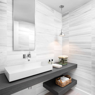 Mittelgroßes Modernes Badezimmer En Suite mit offenen Schränken, grauen Fliesen, weißen Fliesen, hellem Holzboden, Aufsatzwaschbecken, grauen Schränken, Steinfliesen, grauer Wandfarbe, Waschtisch aus Holz und braunem Boden in Miami
