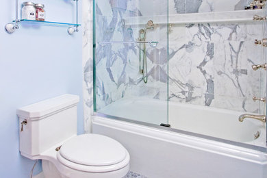 ボストンにあるトラディショナルスタイルのおしゃれな浴室 (モザイクタイル) の写真