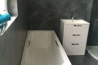エセックスにあるインダストリアルスタイルのおしゃれな浴室の写真