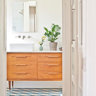 Esempio di una piccola stanza da bagno padronale minimal con consolle stile comò, ante in legno scuro, top in marmo, doccia alcova, WC monopezzo, piastrelle multicolore, piastrelle di cemento, pareti bianche, pavimento in cemento e lavabo a bacinella