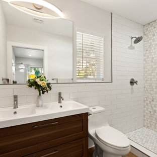 Kleines Modernes Badezimmer En Suite mit Toilette mit Aufsatzspülkasten, weißen Fliesen, Mosaikfliesen, weißer Wandfarbe, Vinylboden, integriertem Waschbecken, Duschvorhang-Duschabtrennung, Doppelwaschbecken, Nische, Schrankfronten im Shaker-Stil, dunklen Holzschränken, Duschnische, braunem Boden und weißer Waschtischplatte in Tampa
