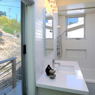 Modernes Badezimmer mit Unterbauwaschbecken, Badewanne in Nische, Duschbadewanne, weißen Fliesen und weißer Waschtischplatte in Los Angeles