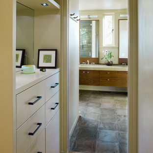 Imagen de cuarto de baño principal y vestidor, moderno, grande, con baldosas y/o azulejos de piedra, baldosas y/o azulejos marrones, suelo de baldosas de porcelana, lavabo bajoencimera, armarios con paneles lisos, puertas de armario de madera oscura y paredes beige
