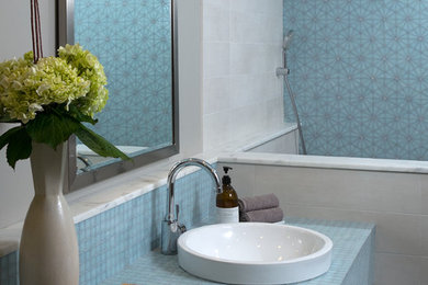 フェニックスにあるコンテンポラリースタイルのおしゃれな浴室 (タイルの洗面台、青いタイル、青い洗面カウンター、アクセントウォール) の写真