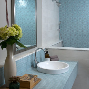 Idee per una stanza da bagno minimal con top piastrellato, piastrelle blu e top blu