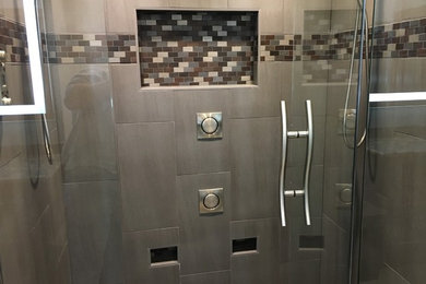 Idee per una stanza da bagno minimalista con vasca da incasso, doccia alcova, pareti grigie e pavimento grigio