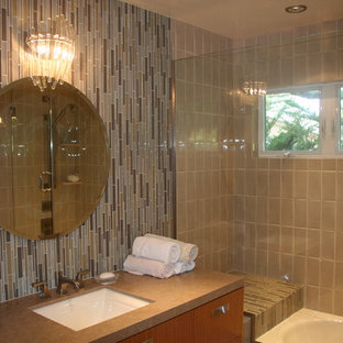 Kleines Retro Kinderbad mit Unterbauwaschbecken, flächenbündigen Schrankfronten, hellbraunen Holzschränken, Marmor-Waschbecken/Waschtisch, Eckbadewanne, beigefarbenen Fliesen, Keramikfliesen und bunten Wänden in San Francisco