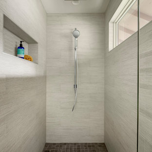 Mittelgroßes Retro Badezimmer En Suite mit flächenbündigen Schrankfronten, hellen Holzschränken, Toilette mit Aufsatzspülkasten, weißer Wandfarbe, Porzellan-Bodenfliesen, grauem Boden, Duschnische, integriertem Waschbecken, Falttür-Duschabtrennung, grauen Fliesen, Keramikfliesen, Quarzit-Waschtisch und weißer Waschtischplatte in Portland