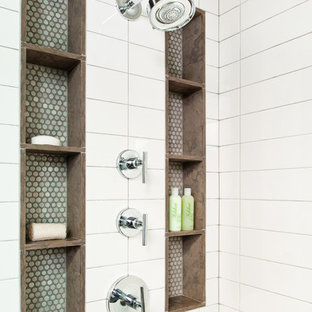 Esempio di una stanza da bagno padronale minimalista con lavabo a bacinella, ante lisce, ante in legno bruno, vasca freestanding, WC sospeso, piastrelle bianche, piastrelle in ceramica e pareti bianche