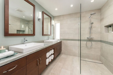 На фото: ванная комната в современном стиле с темными деревянными фасадами, открытым душем, инсталляцией, бежевой плиткой, керамической плиткой, зелеными стенами, полом из керамической плитки и столешницей из гранита с