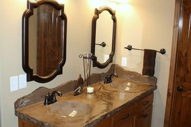 На фото: ванная комната в стиле рустика с столешницей из бетона с