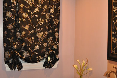 ニューヨークにある小さなトランジショナルスタイルのおしゃれなバスルーム (浴槽なし) (レイズドパネル扉のキャビネット、黒いキャビネット、分離型トイレ、セラミックタイル、紫の壁、セラミックタイルの床、ベッセル式洗面器、木製洗面台) の写真
