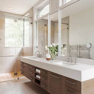 Ispirazione per una grande stanza da bagno padronale country con ante lisce, ante in legno scuro, doccia a filo pavimento, piastrelle beige, piastrelle di pietra calcarea, pavimento in pietra calcarea, lavabo sottopiano, top in quarzo composito, pavimento beige e porta doccia a battente