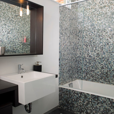 Minimalist bathroom photo in San Francisco with a wall-mount sink