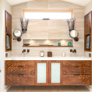 Foto di una grande stanza da bagno padronale design con ante lisce, ante in legno scuro, piastrelle beige, piastrelle in pietra, pareti beige, lavabo integrato, pavimento in gres porcellanato, top in quarzo composito e pavimento marrone