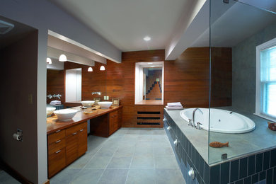 Modernes Badezimmer En Suite mit farbigen Fliesen, Mosaikfliesen und Schieferboden in Sonstige