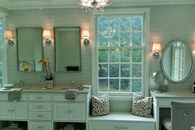 Diseño de cuarto de baño principal moderno grande con armarios con paneles empotrados y puertas de armario blancas