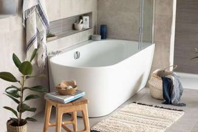 Exempel på ett litet modernt en-suite badrum, med ett hörnbadkar, en dusch/badkar-kombination, beige kakel, keramikplattor, beige väggar, klinkergolv i keramik, beiget golv och dusch med gångjärnsdörr