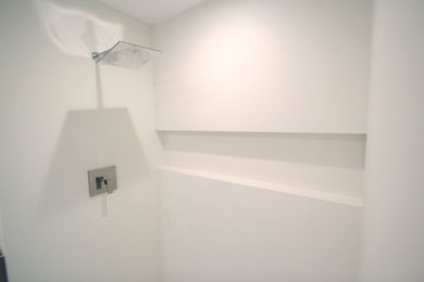 ミルウォーキーにあるモダンスタイルのおしゃれな浴室の写真