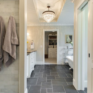 Inspiration för stora klassiska en-suite badrum, med luckor med infälld panel, vita skåp, ett badkar med tassar, en öppen dusch, beige kakel, tunnelbanekakel, beige väggar, skiffergolv, ett undermonterad handfat och bänkskiva i täljsten