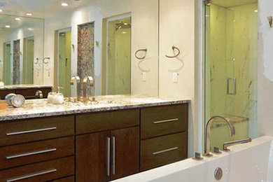 Foto de cuarto de baño tradicional renovado con lavabo bajoencimera, puertas de armario de madera en tonos medios, encimera de granito, bañera exenta y paredes beige