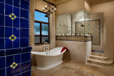 Ejemplo de cuarto de baño principal mediterráneo grande con bañera exenta, ducha esquinera, baldosas y/o azulejos multicolor, baldosas y/o azulejos de cerámica, paredes beige y suelo de travertino