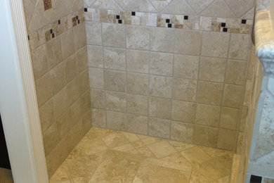 Modelo de cuarto de baño principal clásico de tamaño medio con paredes beige, suelo de baldosas de porcelana, suelo beige y baldosas y/o azulejos de piedra
