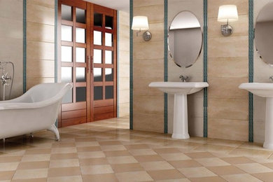 Amerikansk inredning av ett en-suite badrum, med ett fristående badkar, beige kakel, grön kakel, keramikplattor, beige väggar, klinkergolv i keramik och ett piedestal handfat