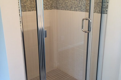 Diseño de cuarto de baño clásico renovado con suelo marrón, bañera empotrada, ducha empotrada, baldosas y/o azulejos blancos y ducha con puerta con bisagras