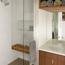 Modern Bathroom by atelier KS