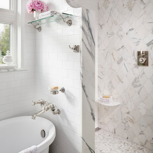 Immagine di una piccola stanza da bagno padronale chic con consolle stile comò, vasca con piedi a zampa di leone, doccia doppia, piastrelle bianche, piastrelle di marmo, lavabo a consolle, top in rame e doccia aperta