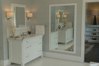 Foto på ett mellanstort vintage en-suite badrum, med skåp i shakerstil, vita skåp, ett platsbyggt badkar, en toalettstol med hel cisternkåpa, grå väggar, ett undermonterad handfat och granitbänkskiva