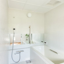 Contemporary Bathroom by 建築設計事務所 可児公一植美雪